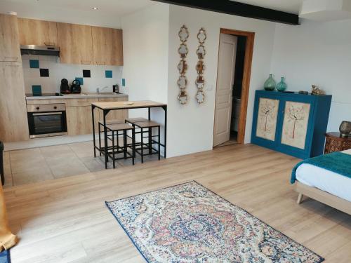 un salon avec un lit et une cuisine dans l'établissement Le Vendalivet, à Vendays-Montalivet