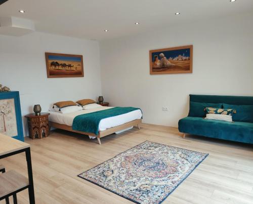 une chambre avec un lit et un canapé dans l'établissement Le Vendalivet, à Vendays-Montalivet