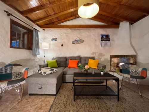 sala de estar con sofá y chimenea en Fincasol, en San Sebastián de la Gomera