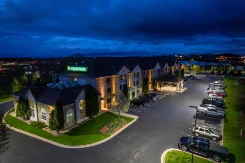 an aerial view of a hotel with cars parked in a parking lot at La Quinta by Wyndham Milwaukee Delafield in Delafield