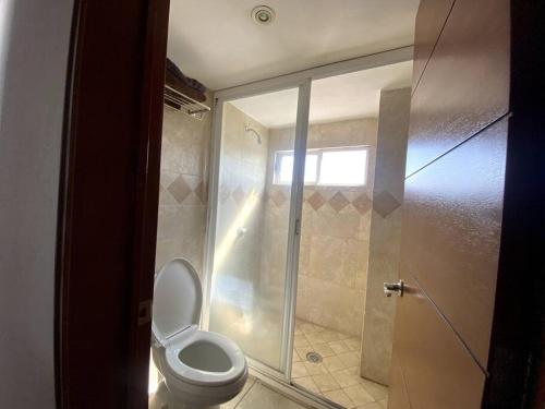 łazienka z toaletą i prysznicem w obiekcie Suite Misión Juriquilla #3 w mieście Juriquilla