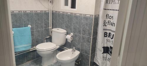 uma casa de banho com um WC e uma cortina de chuveiro em piso en Vallecas em Madrid