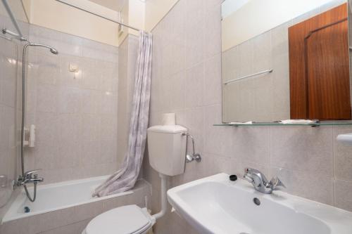 W łazience znajduje się toaleta, umywalka i lustro. w obiekcie Santa Barbara by Umbral w Fatimie