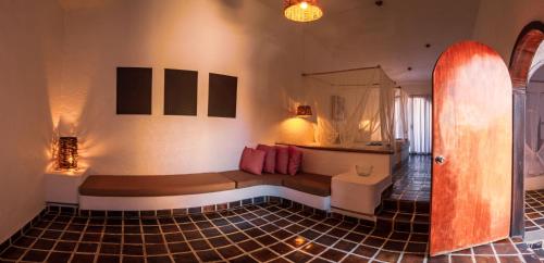 a room with a bench on a tiled floor at Baxar in Pie de la Cuesta