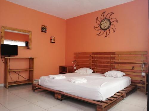 Guest house La Casa del Quetzal في ميريدا: غرفة نوم مع سرير مع عنكبوت على الحائط