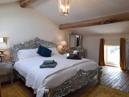 une chambre avec un grand lit avec deux serviettes dessus dans l'établissement Très Jolie, à Saint-Martin-de-la-Coudre