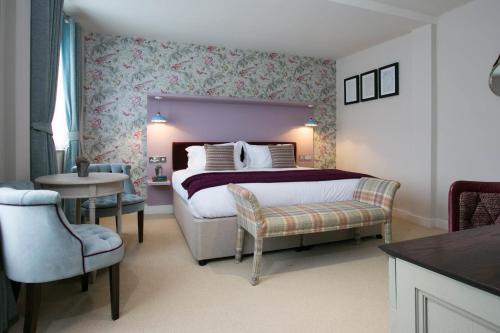 1 dormitorio con 1 cama, 1 mesa y 1 silla en The Farmhouse en Derby