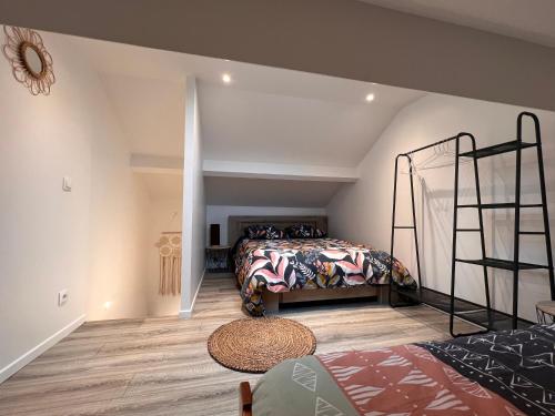 een slaapkamer met een bed in een kamer bij Le nid douillet d Annet sur Marne in Annet-sur-Marne