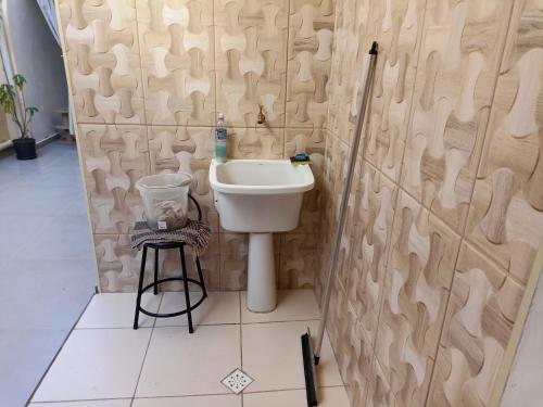a bathroom with a toilet and a sink and a shower at Casa da Nice in Guaratinguetá
