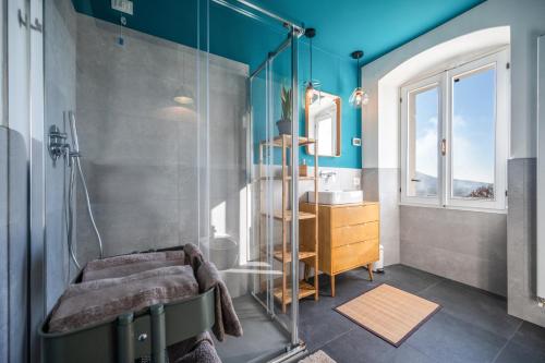 a bathroom with a shower with a sink and a desk at Agriturismo Maison 1933 in Caprino Veronese