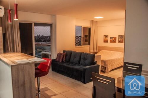 un soggiorno con divano e letto di Apartamento completo ao lado do Salvador Shopping a Salvador