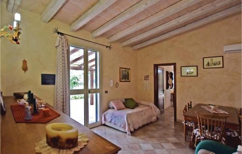 um quarto com uma cama e uma mesa num quarto em Casa Montesole em Licata