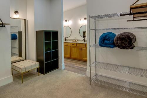 Gallery image of Modern Fairview Retreat Spacious Deck and Mtn View! in Fairview