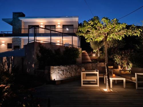 - une vue sur une maison la nuit dans l'établissement Villa Mekasteni, à Cirendinu