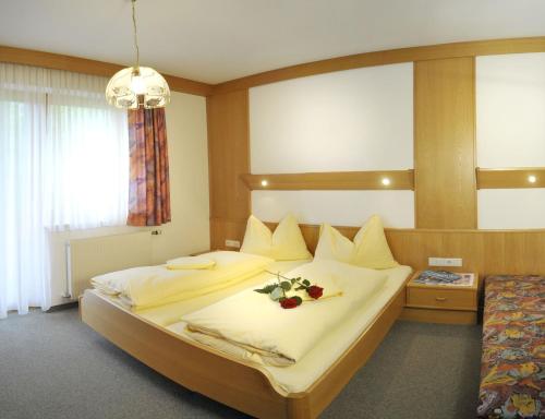 Una cama o camas en una habitación de Alpenbad