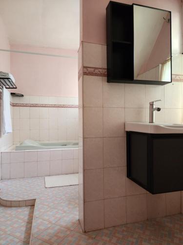 y baño con lavabo y bañera. en LUXURY HOME, en Cotabato