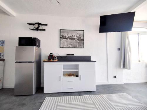 Il comprend une cuisine équipée d'un comptoir et d'un réfrigérateur. dans l'établissement Cap Sud: terrasse; clim; centre port du Cap d'Agde, au Cap d'Agde