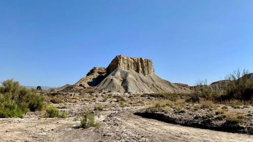 a large mountain in the middle of a desert at Alojamiento las Dunas in Tabernas