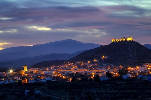 a city with a castle on top of a mountain at Alojamiento las Dunas in Tabernas