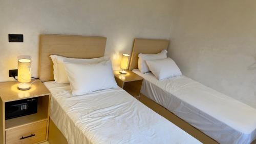 - 2 lits dans une chambre d'hôtel avec 2 lampes dans l'établissement Cozy Appartement in a Villa close to Mahaj Riad Rabat, à Rabat