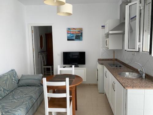 Kuchyň nebo kuchyňský kout v ubytování APARTAMENTO 200M de la PLAYA