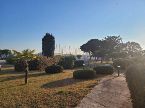 Vonkajšia záhrada v ubytovaní Spacieux rez de jardin vue sur port de plaisance