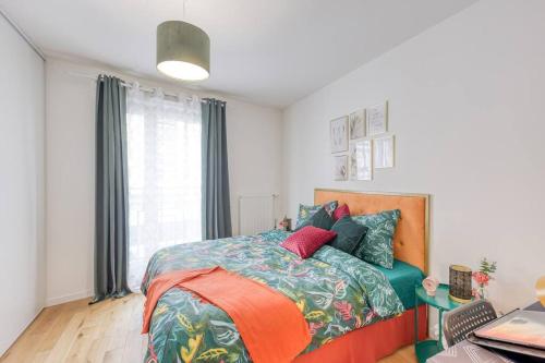 a bedroom with a bed and a window at Easy Paris Visit Metro & Parking in Saint-Ouen