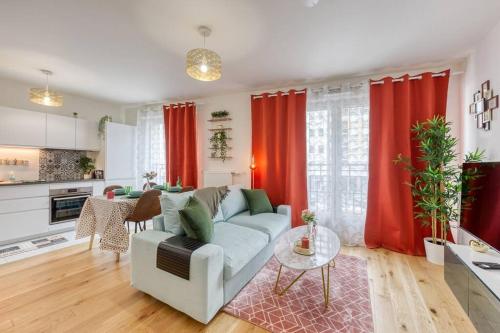 un salon avec un canapé et une table dans l'établissement Easy Paris Visit Metro & Parking, à Saint-Ouen