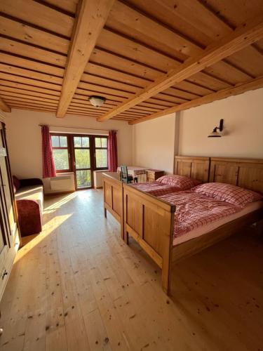 ein Schlafzimmer mit einem großen Bett in einem Zimmer in der Unterkunft Villa Beata in Radvánovice