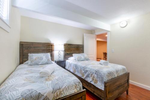 um quarto com 2 camas individuais em @ Marbella Lane - 2BR Cozy LwrLvl in DTWN SJ em San José