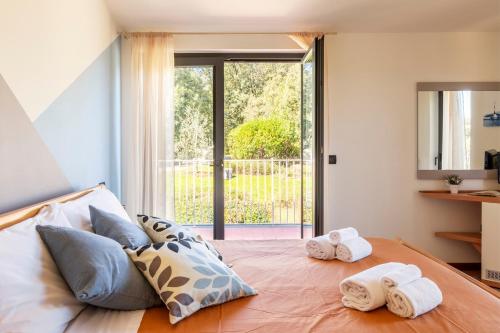 a bedroom with a large bed with towels on it at Holiday Prato Verde in Chiatri