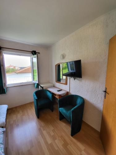 TV a/nebo společenská místnost v ubytování Apartmani Mira