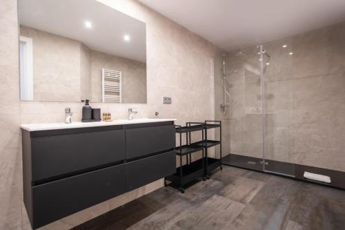 uma casa de banho com um lavatório e um chuveiro em 31ARQ1044 - Maravilloso apartamento em Barcelona