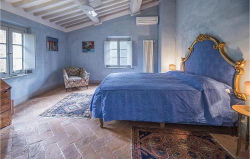 1 dormitorio azul con 1 cama y 1 silla en Castagneto, en Ghizzano