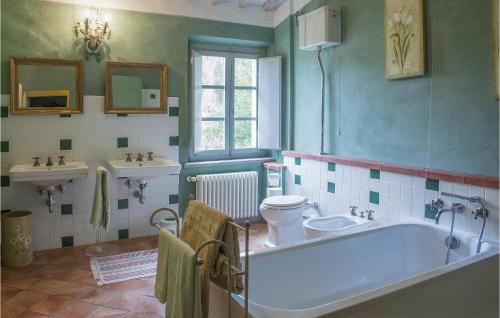 y baño con bañera, aseo y lavamanos. en Castagneto, en Ghizzano