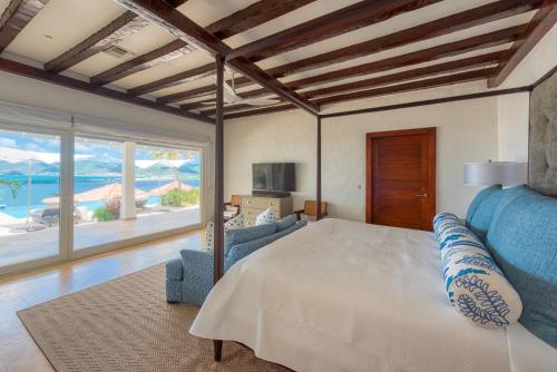 Tempat tidur dalam kamar di Villa Le Rocher