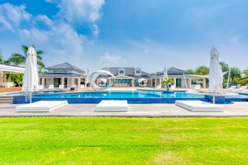 Πισίνα στο ή κοντά στο Villa Cest La Vie