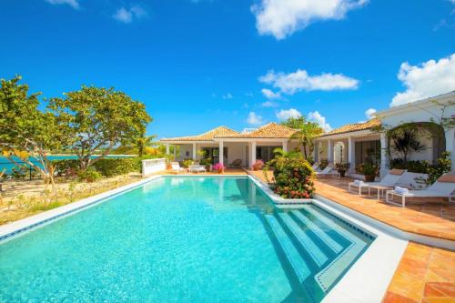 Πισίνα στο ή κοντά στο Villa Riviera