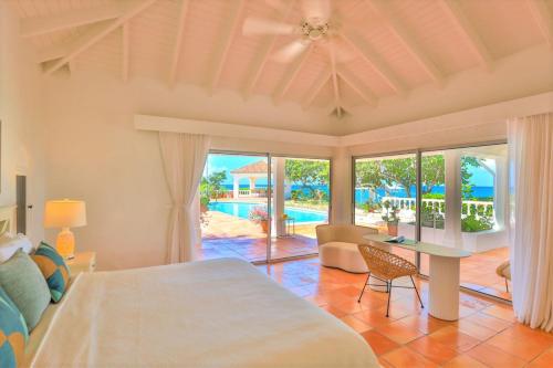 Ένα ή περισσότερα κρεβάτια σε δωμάτιο στο Villa Riviera