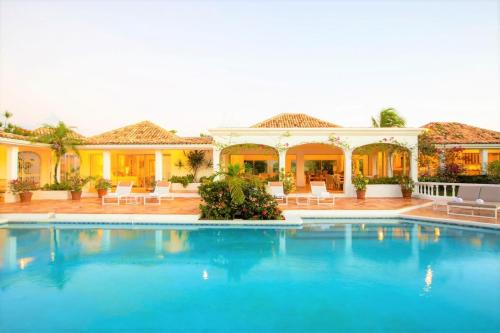 Πισίνα στο ή κοντά στο Villa Riviera