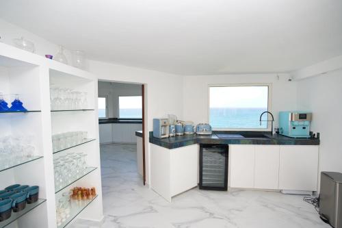 Kuchyň nebo kuchyňský kout v ubytování Villa Infinity Blue