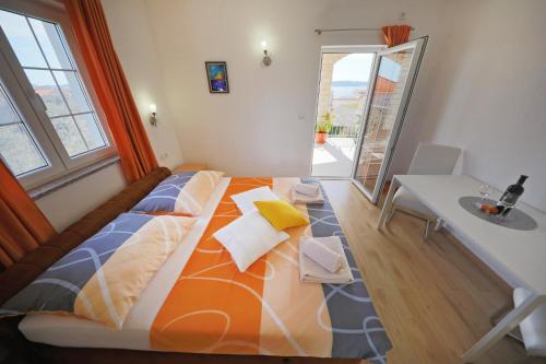 una camera con letto, tavolo e specchio di Rooms & Studio apartmani Flower a Bibinje (Bibigne)