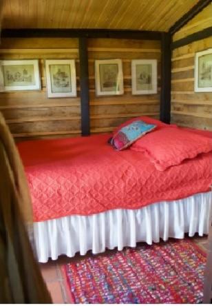 Una cama o camas en una habitación de Guaque