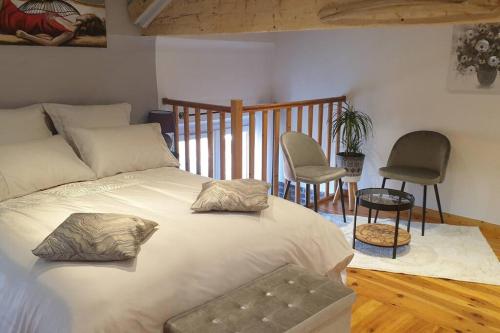 un lit avec deux oreillers dessus dans une chambre dans l'établissement Castel du Soleil, Bord de mer, 4 pers, à Saint-Cyr-sur-Mer