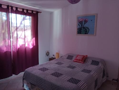 a bedroom with a bed and a window at La Casa Amarilla CENTRO in San Rafael