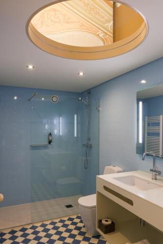 un bagno con wc e doccia in vetro di Menina Colina Guesthouse a Porto