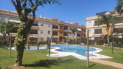 Bazén v ubytovaní VFT Apartamento "El Mar de Cádiz", en Primera Linea alebo v jeho blízkosti