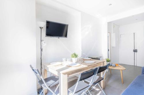 uma sala de jantar com uma mesa de madeira e cadeiras em Bright apartment - 2BR - Place de la BastilleSt Antoine em Paris