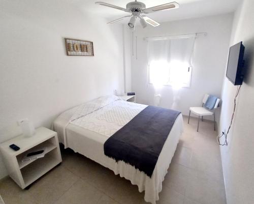 sypialnia z łóżkiem i wentylatorem sufitowym w obiekcie Disfruta en 1ª línea de playa w mieście Puertito de Güímar
