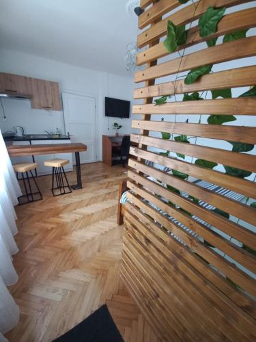 - un salon avec un mur en bois dans l'établissement Dvorska oaza, à Sremski Karlovci